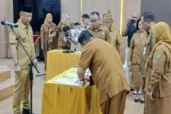 Bupati Barsel lantik puluhan pejabat administrator dan fungsional