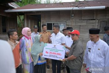 Wagub Sumbar Serahkan Bantuan Bedah Rumah di Agam dan Bukittinggi