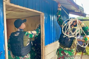 Satgas Yonif 511/DY pasang instalasi listrik rumah warga Ninambua