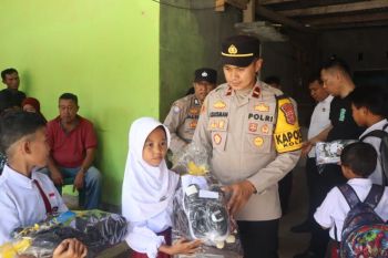 Polda salurkan bantuan perlengkapan sekolah bagi siswa di Kolaka