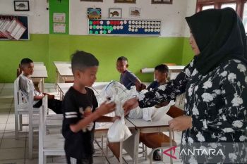 Ratusan murid SD Banda Aceh antusias terima paket MBG saat Ramadhan