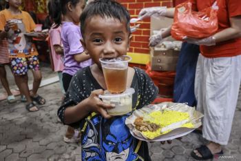 jaga toleransi beragama, Wihara Dharma Bakti berbagi makanan buka puasa