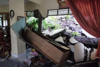 Bangunan SD di Denpasar rusak terdampak longsor