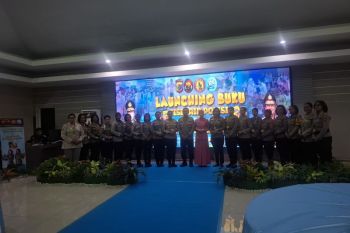 Kapolda NTT memberikan penghargaan untuk 46 polisi inspiratif