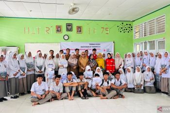 PMI Agam bantu peralatan sekolah bagi siswa terdampak bencana