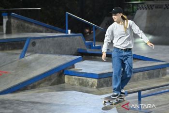 Demi Olimpiade, skateboarder Wayan Malana latihan fisik lewat surfing