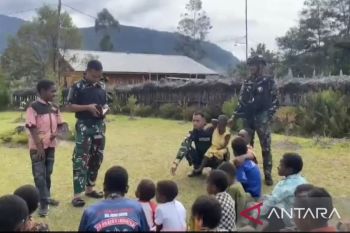 Prajurit Satgas Yonif 511 mengajar pengetahuan umum anak-anak Lowanom di Lanny Jaya