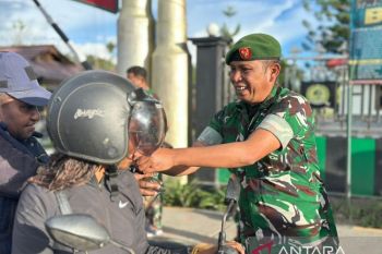 Kodim 1702/Jayawijaya perkuat toleransi melalui pembagian takjil