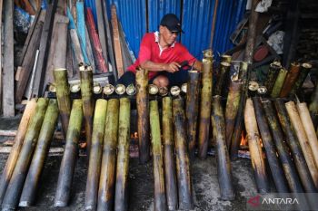 Pembuatan lemang beras ketan di Pontianak