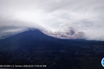 Gunung Semeru kembali erupsi dengan tinggi letusan capai 3.000 meter di atas puncak