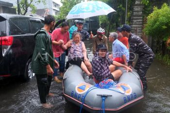 Personel TNI AL bantu evakuasi lansia kebanjiran di Denpasar