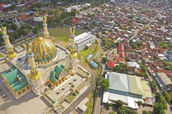 Menyulam syariah di jalur pariwisata
