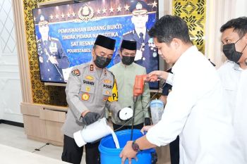 Polda Sumsel musnahkan 8,2 kg sabu dan ratusan pil ekstasi