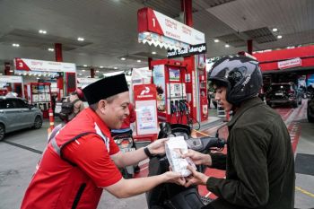 Pertamina Patra Niaga berbagi bingkisan takjil Ramadan di SPBU