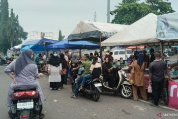 Pengunjung ramaikan Pasar Pabukoan Pariaman beli takjil untuk berbuka puasa