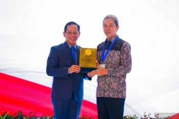 Pemkot Bogor menerima predikat Kota Menuju Bersih dari Menteri LH