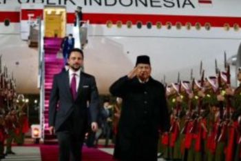 Prabowo Dikawal Jet Tempur F-16 Saat Tiba di Yordania