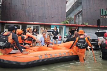 Tim SAR evakuasi 12 korban banjir di kawasan Dewi Sri Legian