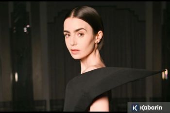 Lily Collins Siap Hidupkan Karakter Legendaris Audrey Hepburn di Breakfast at Tiffany's