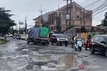 Pemkab Bekasi perbaiki total 33 kilometer jalur lintasan mudik