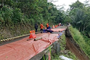 Longsor, BPBD Probolinggo tutup total jalan Desa Segaran untuk mobil