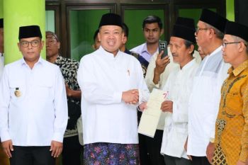 Serahkan 13 sertipikat di Banten, Menteri ATR/Kepala BPN ajak organisasi keagamaan "Keroyok" percepatan sertipikasi tanah wakaf