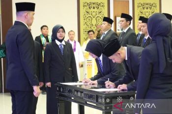 Perkuat Kepastian Hukum di Bumi Lancang Kuning, Kakanwil Lantik 57 Notaris dan Satu Perancang Peraturan Perundang-undangan