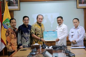 Pemkot Tangerang terima 500 wakaf Al Quran dari perusahaan kertas