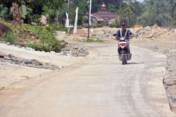 Penanganan jalan putus pascabencana di Batu Busuk Padang