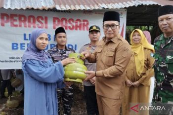 Pemkab Kubu Raya operasi pasar elpiji dan sembako di Sungai Kupah