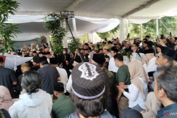 Ratusan warga antarkan jenazah Alex Noerdin ke peristirahatan terakhir di TPU Kebun Bunga