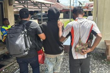 Satgas Damai Cartenz serahkan anggota KKB Yahukimo ke Kejari Wamena
