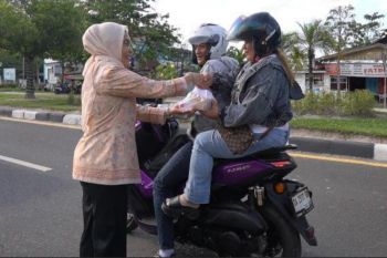 Kemenkum Kalteng dan DWP bagikan takjil gratis untuk pegawai dan masyarakat