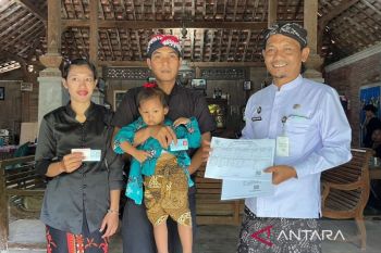 Disdukcapil Kudus jemput bola melayani adminduk warga Sedulur Sikep