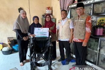 Peduli Lansia, Pemkot dan Baznas Padang Panjang serahkan bantuan kepada warga