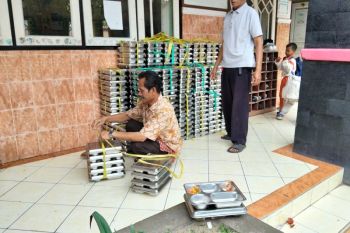 MBG basi dan berulat hebohkan Mataram, Disdik ancam SPPG ditutup