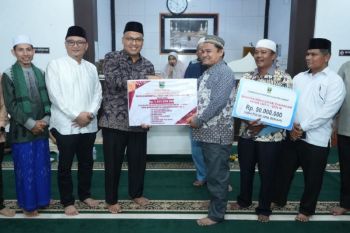 Sekdaprov Sumbar serahkan bantuan untuk Panti dan Masjid di Pasaman Barat