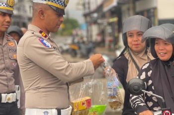 Sat Lantas Polres Sawahlunto bagikan paket sembako kepada pengendara tertib