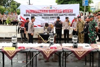 Polres Jember musnahkan ribuan botol miras hasil Operasi Pekat