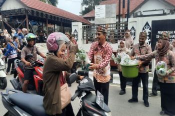 DKPP Barut bagikan sayur gratis untuk edukasi konsumsi sehat Ramadhan