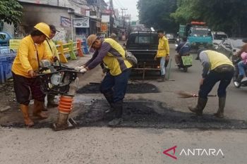 DPUPR Tangerang lakukan penambalan lubang jalan di sejumlah jembatan