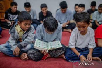 Esensi Nuzulul Qur'an momentum cintai dan amalkan Al Quran