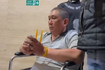 Koko Erwin digiring ke Bareskrim Polri usai ditangkap di Tanjung Balai