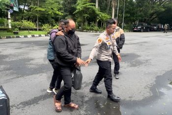 Enam tersangka terkait kasus narkoba AKBP Didik dibawa ke Bareskrim