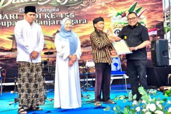 Kemenkum Jateng menyerahkan Hak Cipta Logo Dawet Ayu Banjarnegara