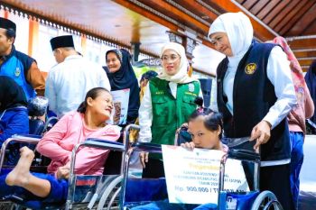 Gubernur Jatim optimistis bansos percepat entas kemiskinan di Mojokerto