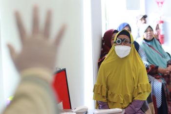 Katarak tak bisa hilang hanya pakai obat tetes mata