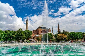 Karya besar dua Hagia Sofia di Istanbul dan Bursa