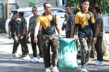 Prajurit Kodam Merdeka gelar bersih-bersih di Jalan 14 Februari Manado