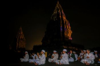 Saat 1.008 cahaya dipa dan irama damaru terangi malam Candi Prambanan